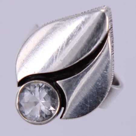 Ring med vit sten, Sten & Laine, stl ca 17, bredd ca 4,6-23,2mm, justerbar, aningen skev skena, silver 925/1000  Vikt: 4,9 g