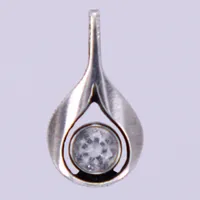 Hänge med vit sten, Sten & Laine, längd ca 1,9cm, bredd ca 1-10,2mm, silver 925/100 Vikt: 1,2 g