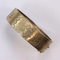 Armring mönstrad, öppningsbar omrking 1900-talets början, spår av förgyllning bredd Ø55mm (innermått) 19mm, silver 830/1000 Vikt: 16,7 g