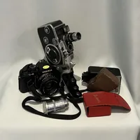 Bolex B Paillard ( 8mm filmkamera med tillhörande handtag och två objektiv, 1 Yashica FX-3 med 5mm f/2, 1 Braun Hobby 23B blixt, 2 ljusmätare, en extra kamerarem i läder, bruksslitage ingen funktionsgaranti (ej testat)  Skickas med paket.