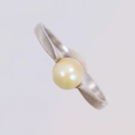 Ring i vitguld med odlad saltvattenpärla stl 17 bredd 1-5mm, pärla med slitage, 18K Vikt: 1,8 g
