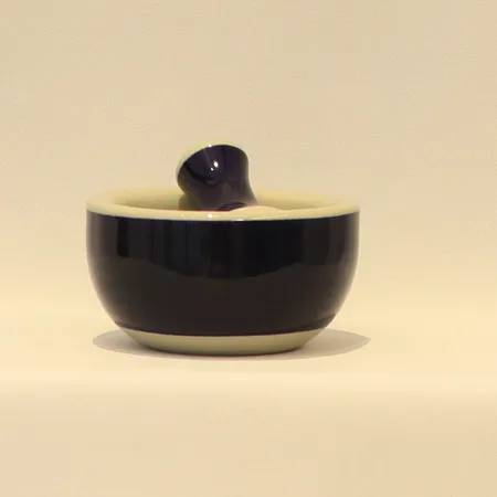  Mortel Rörstrand Marianne Westman, delvis glaserad, monogramsignerad MW Rörstrand, Skål med 11 cm diameter, höjd 5,5 cm. Pistill höjd 8 cm, diameter 5 cm. Vikt: 0 g