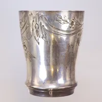 Bägare tillverkad av E.F Dahl, punsad dekor tidigt 1900-tal, graverad med Friherlig Krona för släkten Armfelt, höjd: 8,5cm silver 830/1000 Vikt: 89,4 g