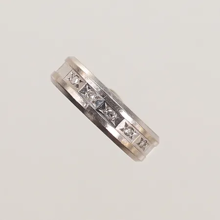 Ring vitguld med 5 diamanter ca 0,01ct/st, stl 17½, bredd 5,5mm, 18K 5,2g 