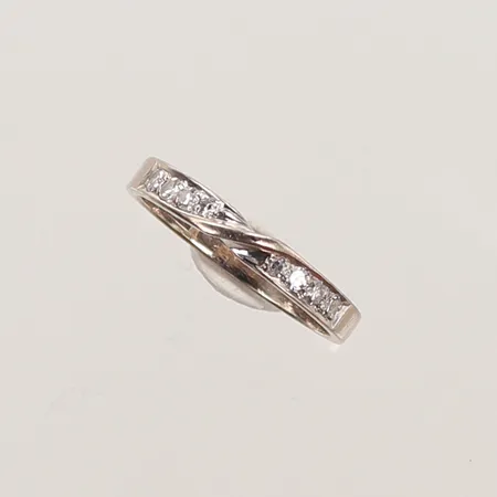 Ring med 8 diamanter 0,19ct enl gravyr, stl 17 bredd 3mm, 18K 2,6g 