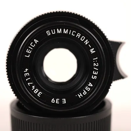 Objektiv Summicron -M 1:2/35 ASPH, serienummer 3847134, motljusskydd 12526 A42, linsskydd fram och bak, mjukt fodral, smärre slitage.  Vikt: 0 g Skickas med postpaket.