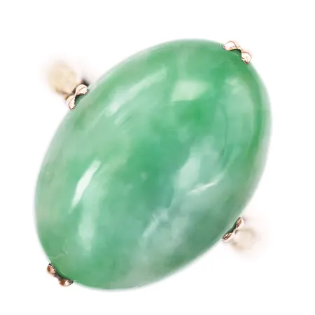 Ring med cabochonslipad jade, ca 16,25ct, stl: 17¾, bredd 2 - 21mm, utländska stämplar, 12K guld.  Vikt: 5,5 g