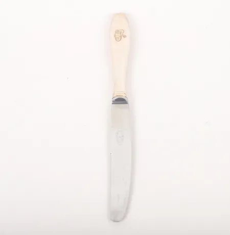 Kniv, rostfritt blad/fyllt skaft, graverad, finska stämplar 1956 längd ca 19,3cm, bruttovikt: 52,1gram Vikt: 52,1 g