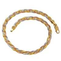 Armband, 18K guld, flätad trefärgad modell, Guldfynd (GHA), längd 18,5 cm, bredd 3 mm, mycket fint skick, förefaller vara sparsamt använt Vikt: 2,8 g