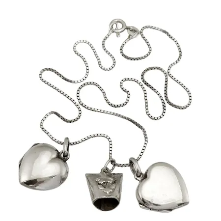 Silversmycken, 4 delar, hängen/fotogömmor längd inkl. öglor 24 mm, bredd 16 resp. 17 mm, båda från Guldfynd, kedja (med ojämnheter) längd 39 cm Vikt: 9,1 g