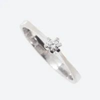 Ring  vitguld 0,07 ct, stl  17¼ mm, bredd ca 2,9 mm, Smyckespecialisten Skand Ädelsten Varberg, 1976, 18K Vikt: 2,8 g