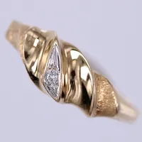 Ring med diamant ca 1x0,01ct, stl: 18, bredd: ca 2-7mm, 18K  Vikt: 2,2 g