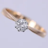  Ring med diamant, ca 1x 0,50ct, spricka i övre huvudfasett, äldre slipning, stl: 19¼, 18K  Vikt: 2,9 g