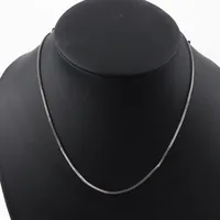 Collier rävsvans, längd 42 cm, bredd 1,25mm, ojämnheter, 18K vitguld Vikt: 4,8 g