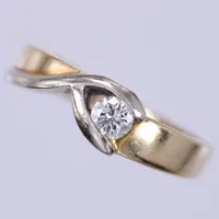 Ring med diamant ca 1x0,23ct, stl: 18¼, bredd: ca 3-6mm, gultguld/vitguld, 18K  Vikt: 4,9 g