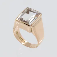 Ring med bergkristall, stigbert Heribert Engelbert AB Stockholm, stl 15½mm, bredd 3,3-12,6mm, 18K Vikt: 6,7 g