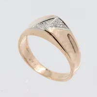 Ring med små diamanter, stl 16½mm, bredd ca 2,9-6,7mm, 18K Vikt: 3,2 g