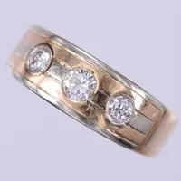 Ring vitguld/gult guld med diamanter 2x0,06ct, en med äldreslipning, 1x0,16ct, stl: 17½, bredd: ca 3-7mm, 18K Vikt: 3,4 g