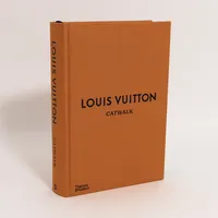 Bok Louis Vuitton Catwalk, the complete fashion collection, Thames & Hudson, Isbn: 978-0-500-51994-3 ca 20x28x5cm, fint skick