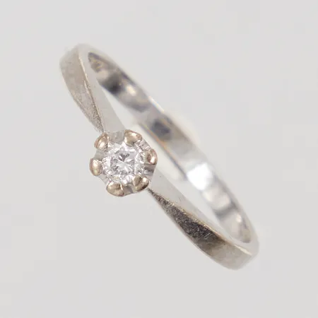 Ring, stl 17, bredd 2mm, diamant 1x010ct, inneslutningar, GFAB, vitguld, 18K  Vikt: 2,6 g