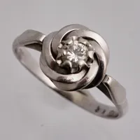 Ring i 18K vitguld, stl 17, bredd 2-9,5mm, 1st Diamanter, ca 0,18ct, importstämpel, vikt 2,55g.