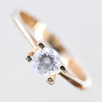 Ring med vi sten, stl 18, bredd skena 3 mm, 14K. Vikt: 1,9 g