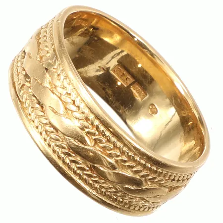 Ring med mönsterdekor, stl 20½, bredd ca 9mm, repig, 18K Vikt: 10,9 g