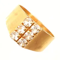 Ring med vita stenar, stl 15½, bredd ca 3-9mm, repig, Vitala Guld Ingbert Karlsson, år 1967, 18K Vikt: 3,7 g