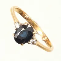 Ring med safir samt diamanter 2 x ca 0,03ct, stl 15½, bredd ca 2-7mm, förminskningskulor, repig, 18K Vikt: 2,5 g