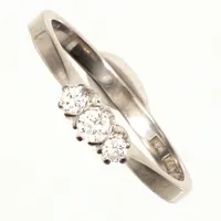 Ring, diamanter 1xca0,05ct 2xca0,03ct, stl17¼, bredd 1,9-3,2mm, 18K Vikt: 2,6 g