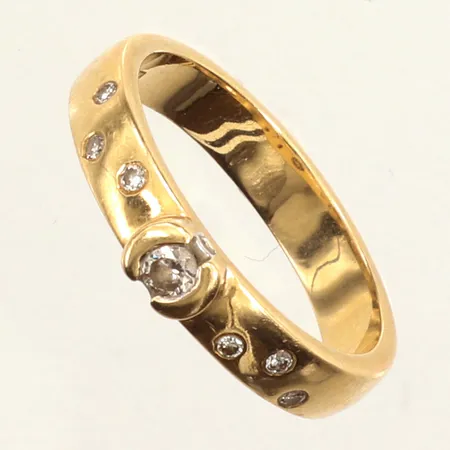 Ring, diamanter 1xca0,08ct 6xca0,01ct, stl 18, bredd 3,7mm, 18K Vikt: 4,9 g