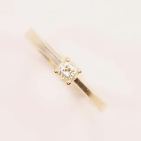 Ring med diamanter 1x ca 0,20ct, Ø17½, bredd:4mm, behov av omrodiering, 18K.  Vikt: 3,4 g