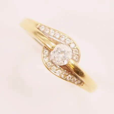 Ring, Ø17, bredd:7mm, cubic zirkonia, GHA, 18K.  Vikt: 2,5 g