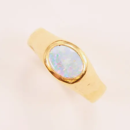 Ring med opal, Ø17¾, bredd: 8mm, gravyr, 23K.  Vikt: 7,9 g