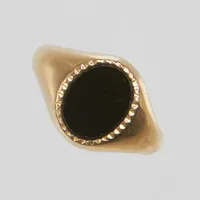 Klackring, onyx, Ø17¾, bredd: 3-12mm, London England år 1967, 9K Vikt: 2,9 g