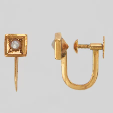 Ett par örhängen med fröpärlor, ca5x5mm, skruvclips, 18K. Vikt: 1,6 g