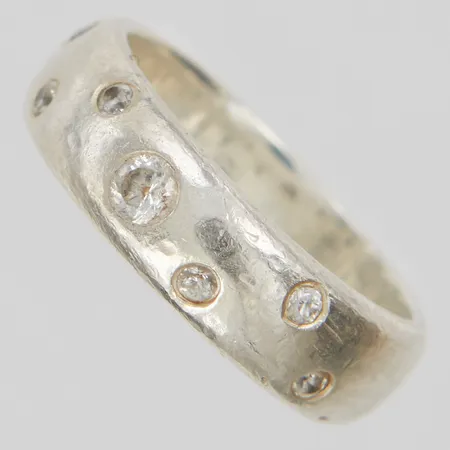 Silverring, vita stenar, Ø17¼, bredd:5,5mm, 925/1000. Vikt: 5,5 g