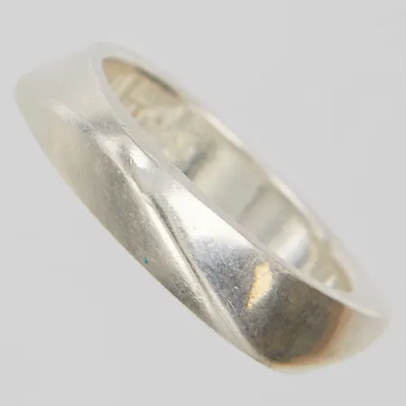 Silverring, Ø16, bredd:4,5mm, 925/1000. Vikt: 5,1 g