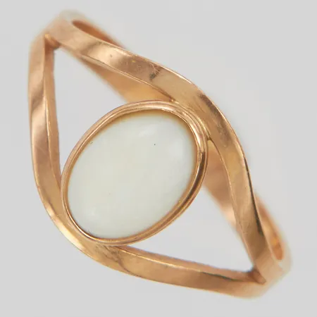 Ring, opal, Ø16¼, bredd:2-10,5mm, stenen är något lös, roséguld, 14K. Vikt: 1,8 g