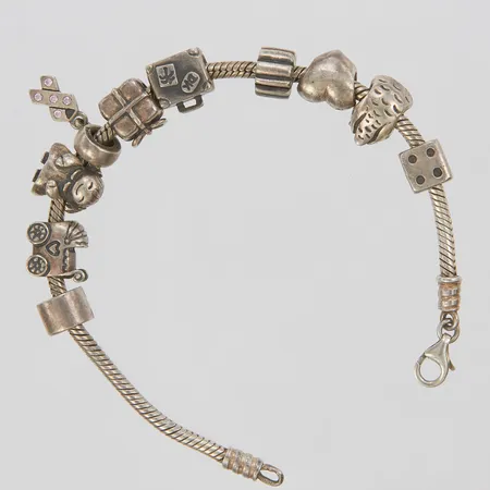 Silverarmband, Pandora, Ormlänk, längd:19,5cm, bredd:3mm, 10 berlocker, 925/1000. Vikt: 45,1 g