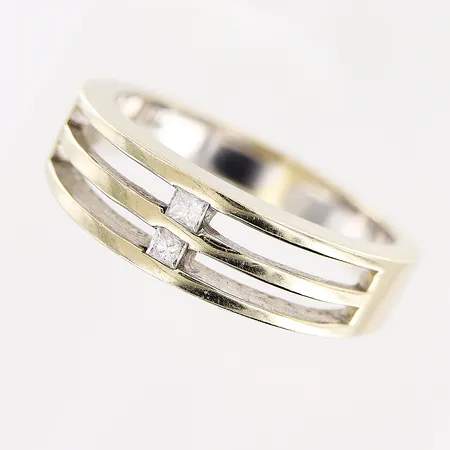 Ring, diamanter 2 x ca 0,05ct prinsesslipade, stl 19¼, bredd 3,5-6mm, vitguld, i behov av omrodinering, 18K. Vikt: 7,4 g