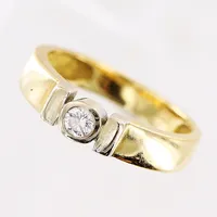 Ring, diamant ca 0,10ct, stl 16, bredd 3-4mm, 18K.  Vikt: 3,7 g