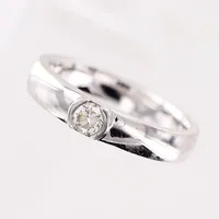 Ring, diamant ca 0,15ct, stl 16¼, bredd 3-3,5mm, vitguld, GHA, Dublin, etui,  kvalitetsintyg, ytliga repor på skena, 18K.  Vikt: 5 g