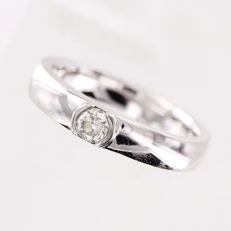 Ring, diamant ca 0,15ct, stl 16¼, bredd 3-3,5mm, vitguld, GHA, Dublin, etui,  kvalitetsintyg, ytliga repor på skena, 18K.  Vikt: 5 g