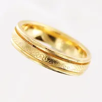 Ring, mönstrad, stl 16, bredd 4mm, gravyr, 18K.  Vikt: 4,8 g