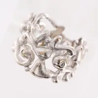 Ring, Ole Lynggaard, Troll, design Charlotte Lynggaard, stl 17¼, diamanter 3 x ca 0,01ct, bredd 13,5mm, vitguld, matterat yta, dustbag, originaletui, 18K.  Vikt: 12,6 g