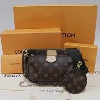 Louis Vuitton, Multi Pochette Accessoires (3st i 1), brun monogramcanvas, detaljer och beslag i gulmetall, ställbar axelrem i jacquardvävd grön textil, dustbag och kartong till alla, kvitto Louis Vuitton Köpenhamn Januari 2020, bra skick, smärre märken/fläckar på kartonger.