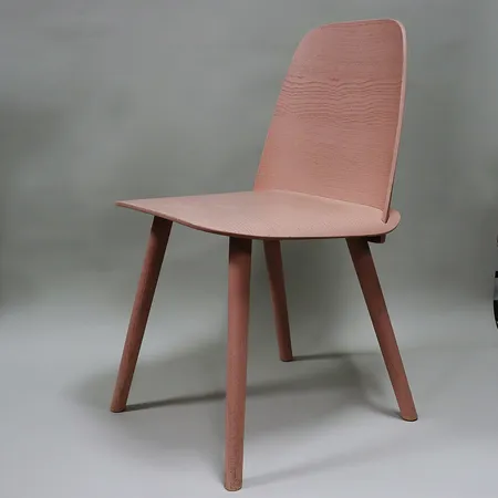 2 stolar Muuto, serie Nerd, formgivare David Geckeler, höjd 79cm, bredd 45cm, sittdjup 42cm, sitthöjd 46cm, rosa, bruksslitage med skav och märken. Vikt: 0 g Specialfrakt, kontakta pantbankskontoret för mer information.