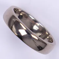 Ring, slät, stl 19, bredd 5mm, vitguld 18K Vikt: 9,6 g