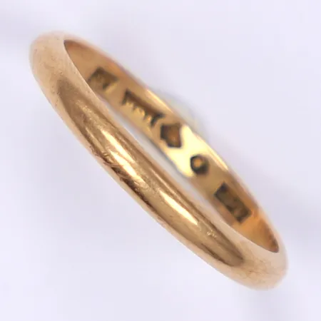 Ring, slät, stl 20½, bredd 3mm, personlig gravyr, 18K Vikt: 3,9 g